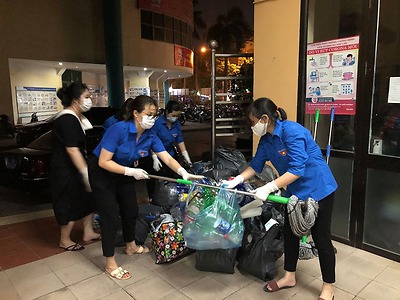 Đoàn viên, thanh niên quận Lê Chân tham gia dọn vệ sinh tại ở KTX trường Đại học Quản lý và Công nghệ để Quận Lê Chân trưng dụng nơi đây thành khu cách ly tập trung của quận.