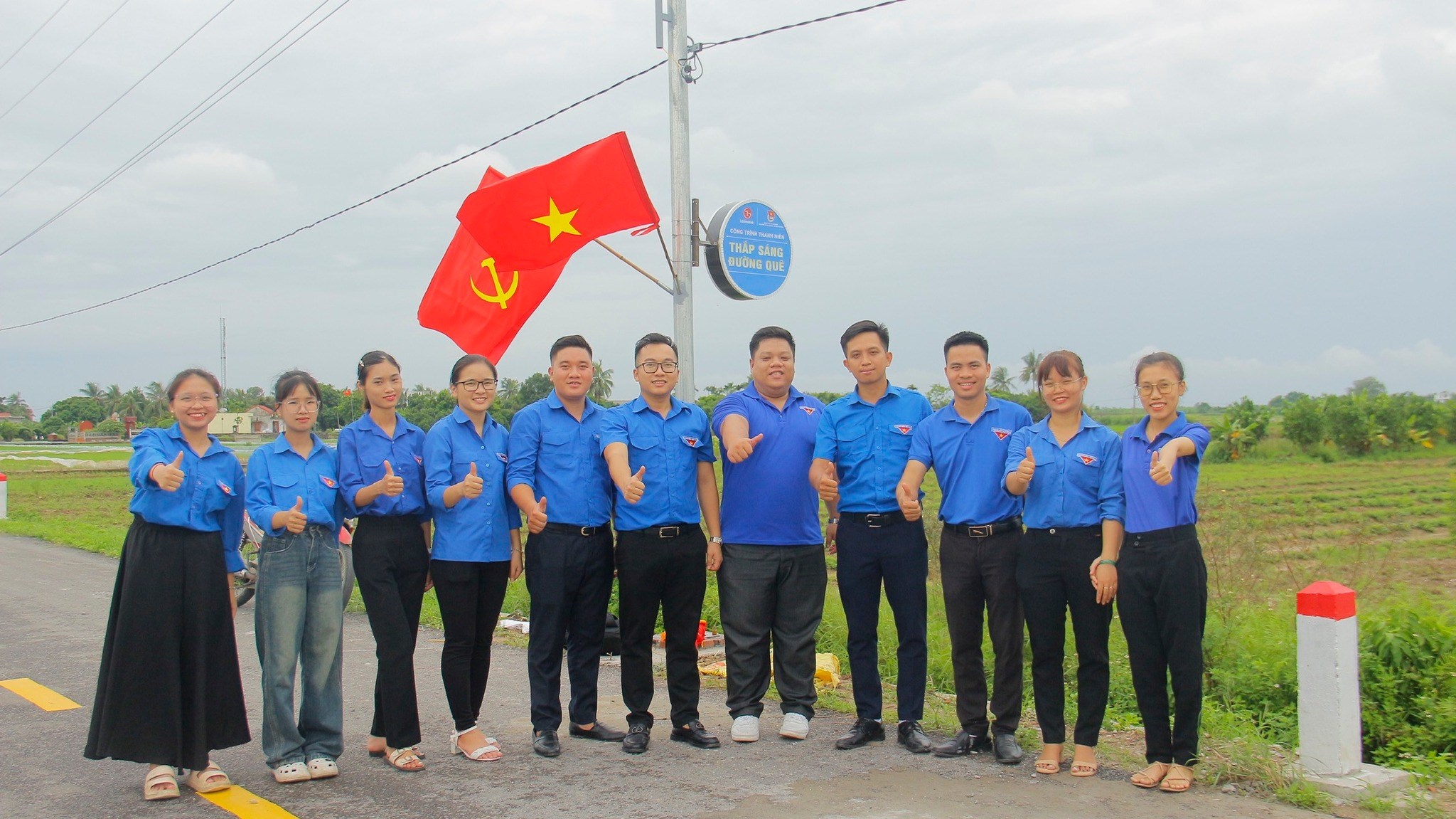 Đoàn Thanh niên Khu kinh tế Hải Phòng khánh thành công trình thanh niên Tuyến đường "Thắp sáng đường quê", góp phần tô điểm cho con đường "Sáng-Xanh-Sạch-Đẹp" của người dân