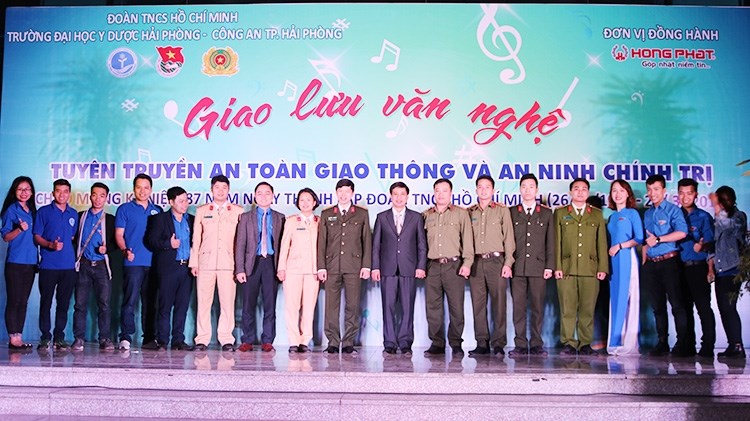 Đoàn Thanh niên CATP - Đoàn trường Đại học Y, Dược Hải Phòng: Giao lưu văn nghệ, tuyên truyền ATGT và ANCT