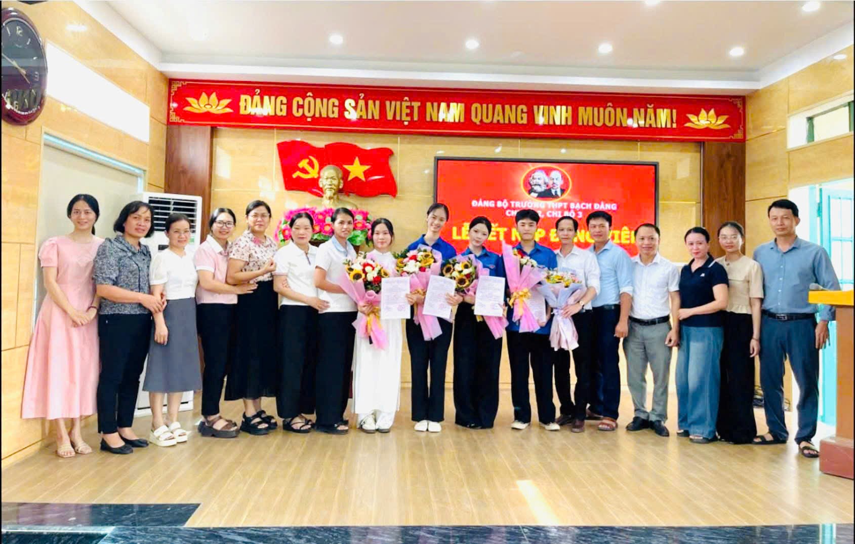 KẾT NẠP ĐẢNG - MỘT CỘT MỐC ĐÁNG NHỚ TRONG THANH XUÂN