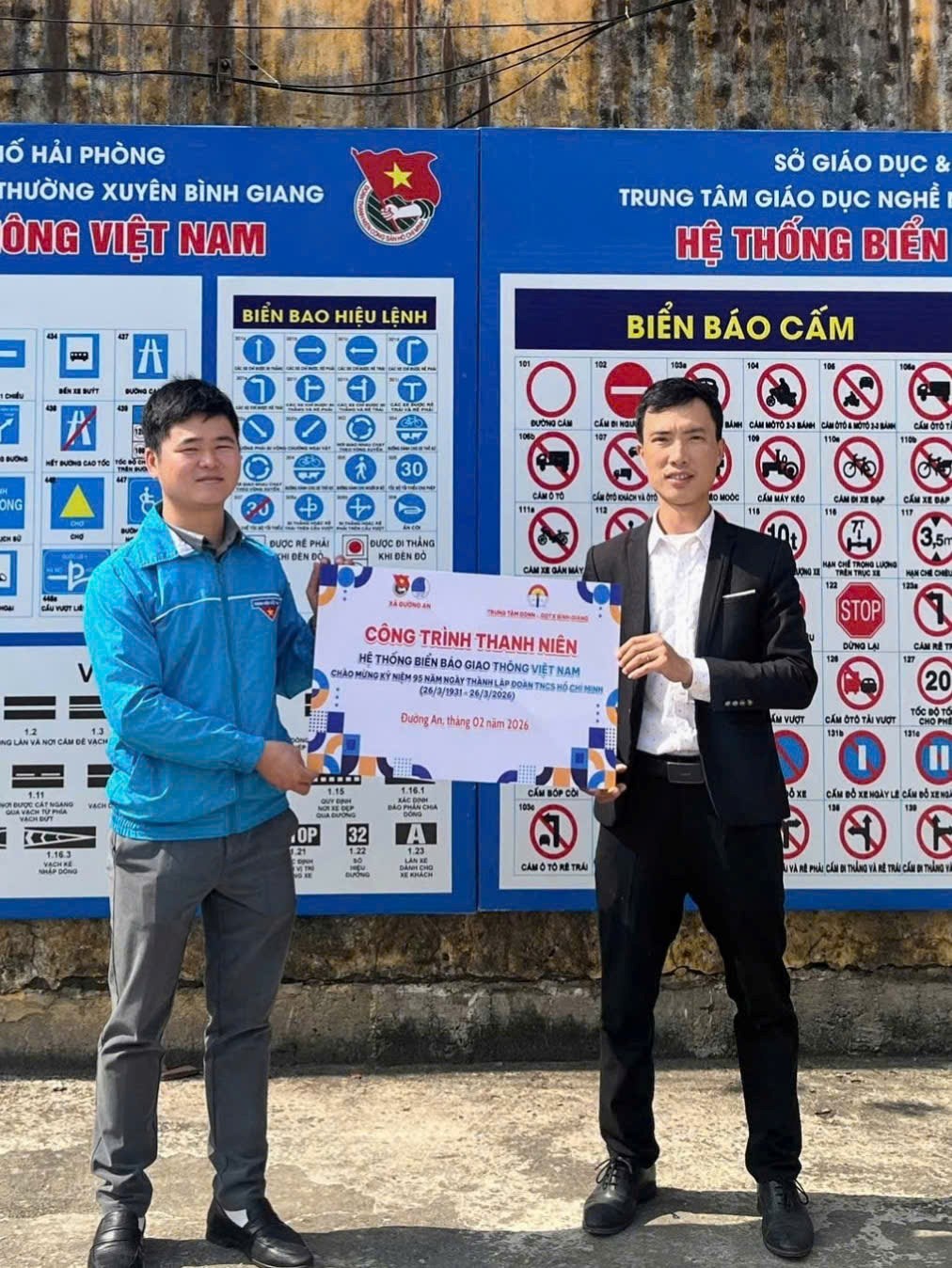 ĐƯỜNG AN: TRAO TẶNG CÔNG TRÌNH THANH NIÊN "HỆ THỐNG BIỂN BÁO GIAO THÔNG VÀ CÁC BẢNG BIỂU" CHÀO MỪNG KỶ NIỆM 95 NĂM THÀNH LẬP ĐOÀN TNCS HỒ CHÍ MINH (26/3/1931 – 26/3/2026)