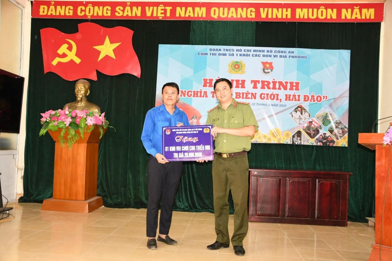 TRAO TẶNG SÂN CHƠI CHO THANH THIẾU NHI TẠI XÃ HOÀNG CHÂU - HUYỆN CÁT HẢI