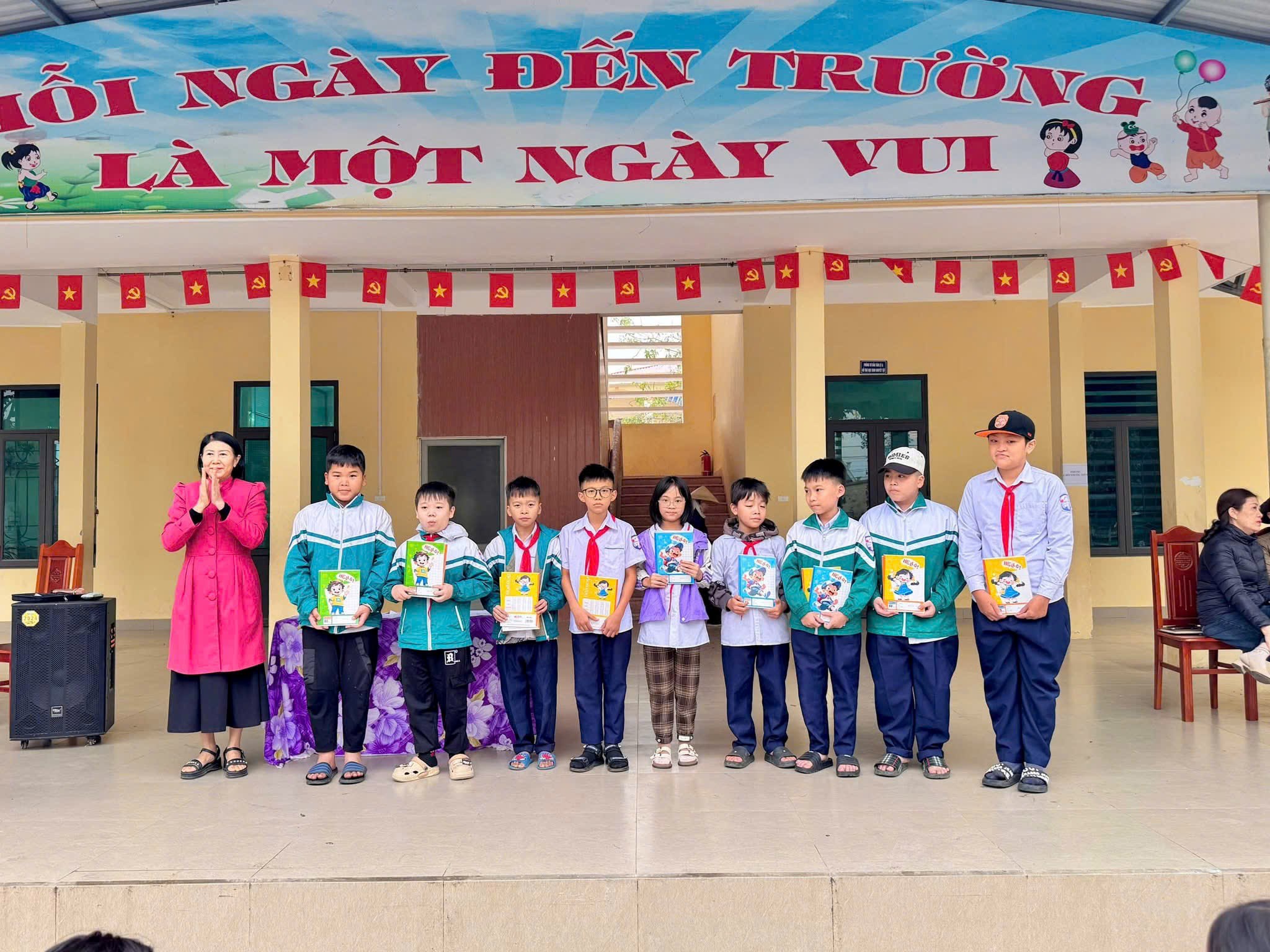 Liên đội Tiểu học Hùng Tiến tặng quà cho học sinh có hoàn cảnh khó khăn học tập tốt