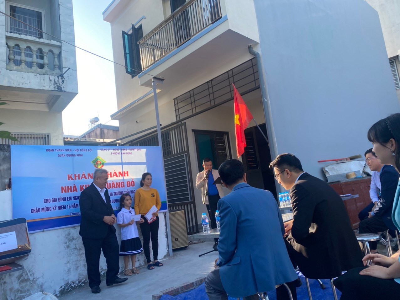KHÁNH THÀNH NHÀ KHĂN QUÀNG ĐỎ