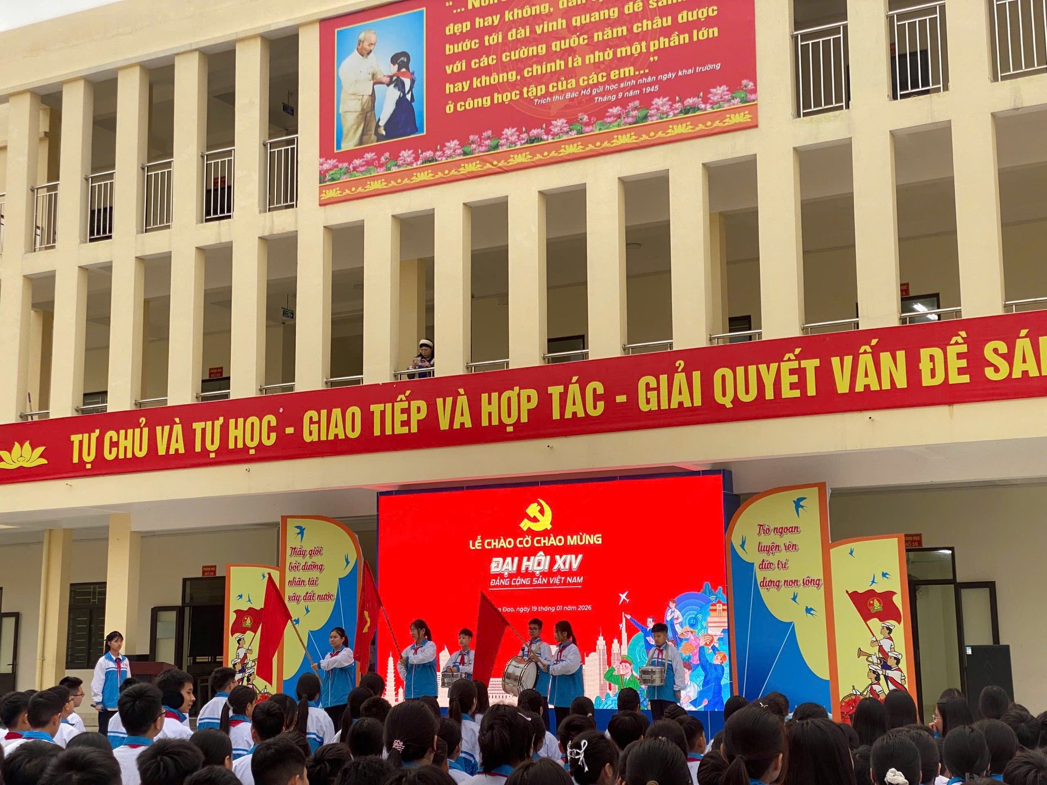 TUỔI TRẺ PHƯỜNG HƯNG ĐẠO ĐỒNG LOẠT TỔ CHỨC CHÀO CỜ CHÀO MỪNG ĐẠI HỘI XIV ĐẢNG CỘNG SẢN VIỆT NAM TRƯỚC GIỜ KHAI MẠC ĐẠI HỘI
