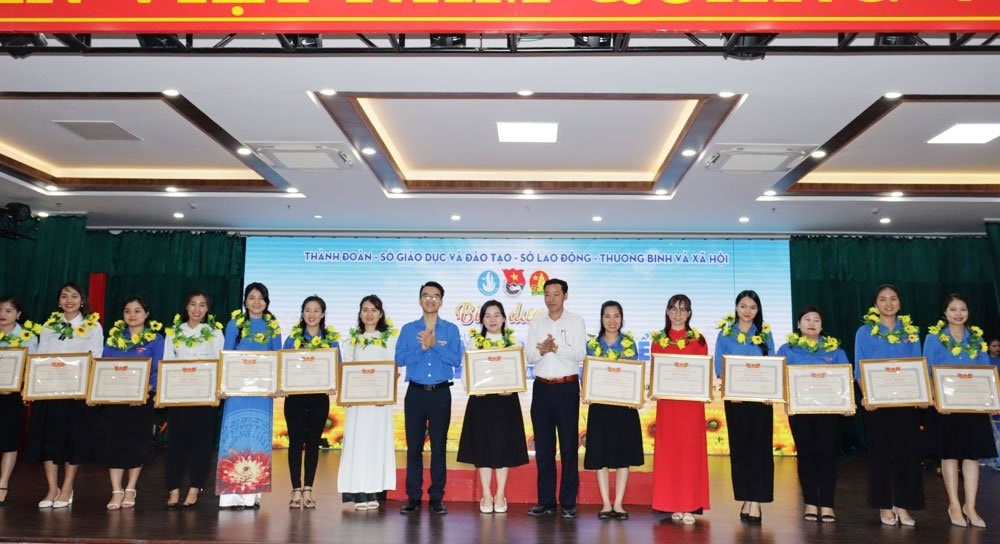 Biểu dương nhà giáo trẻ tiêu biểu năm 2023