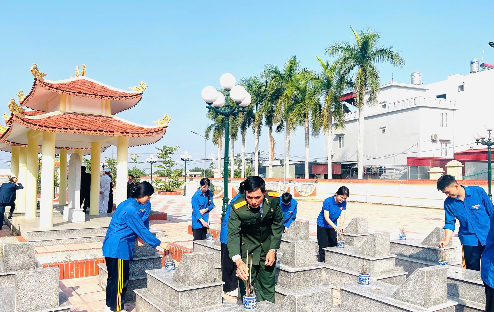 ĐOÀN THANH NIÊN VÀ HỘI CỰU CHIẾN BINH XÃ AN HƯNG TỔ CHỨC DÂNG HƯƠNG VÀ DỌN DẸP, CHỈNH TRANG NGHĨA TRANG LIỆT SĨ TRÊN ĐỊA BÀN XÃ