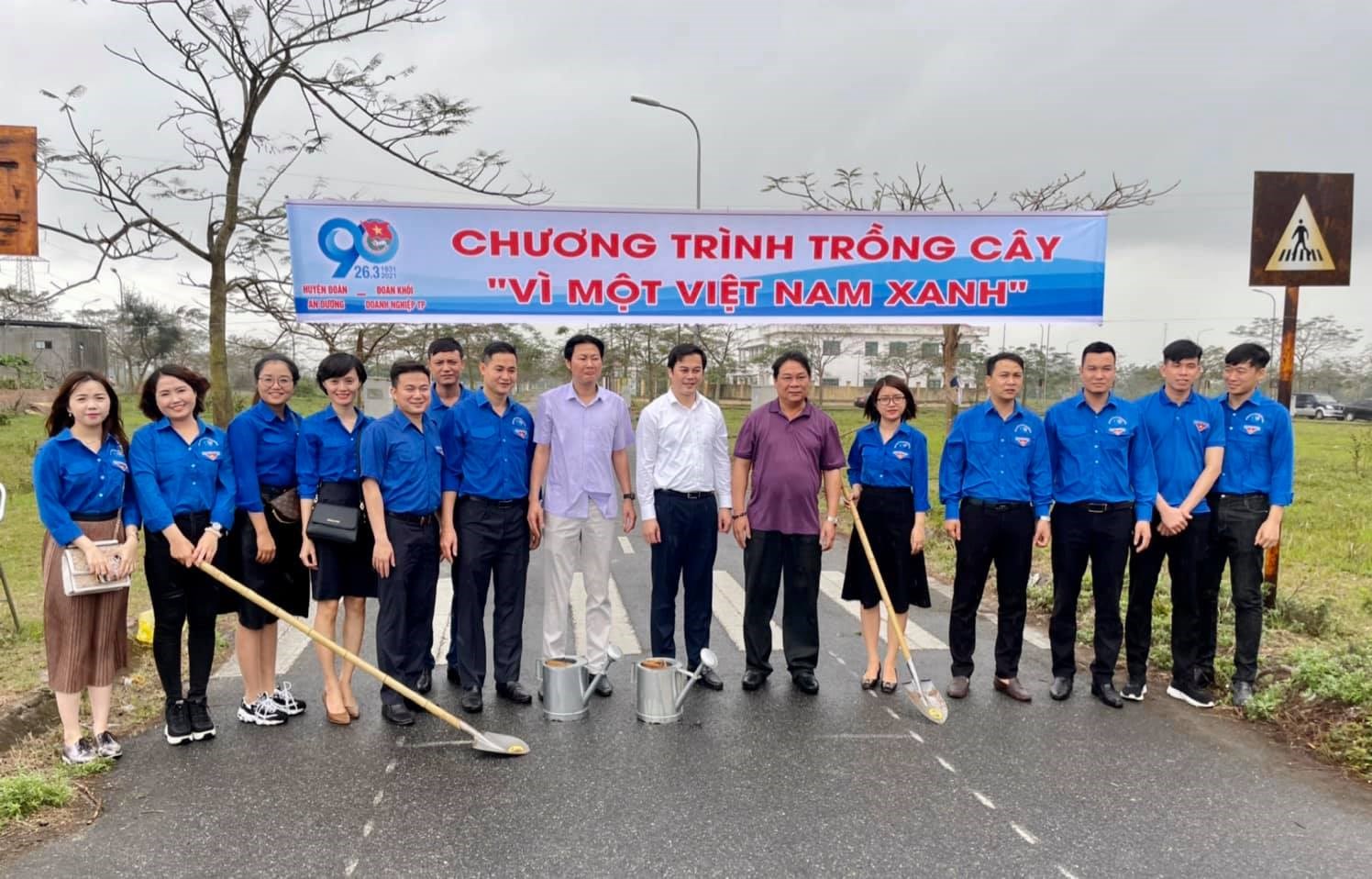Ban Thường vụ Đoàn Khối doanh nghiệp chỉ đạo nhóm an sinh số 1 và số 3 tổ chức Khánh thành khu vui chơi dành cho thanh thiếu nhi và trồng 100 cây xanh tại xã Đồng Thái, huyện An Dương.