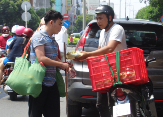Anh bảo vệ mua cơm cho người nghèo