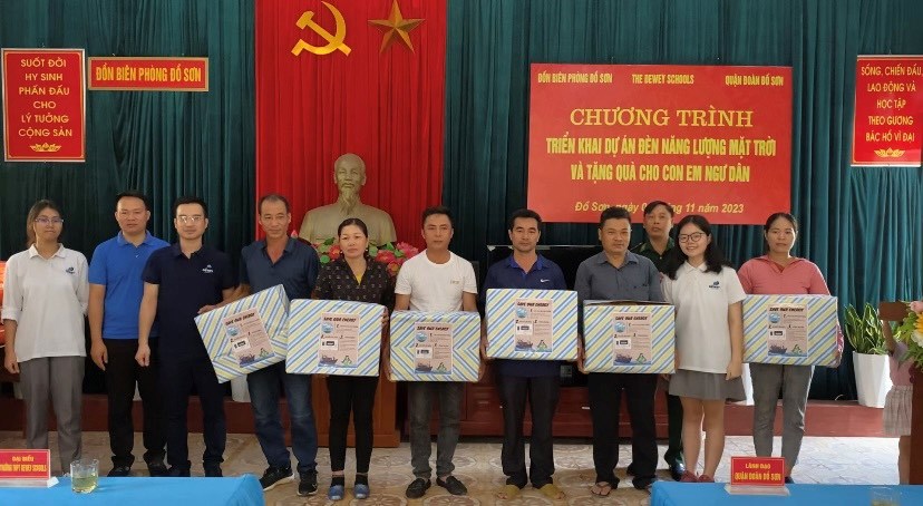 Quận đoàn Đồ Sơn: Thu hút nguồn lực, tặng quà cho con em ngư dân đi biển.