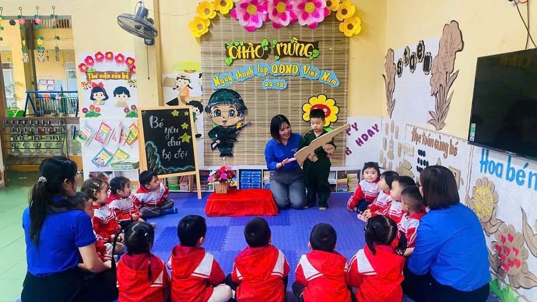 CHI ĐOÀN THANH NIÊN TRƯỜNG MẦM NON HIỆP HÒA TỔ CHỨC HOẠT ĐỘNG Ý NGHĨA CHÀO MỪNG NGÀY 22/12 (Hướng tới kỷ niệm Ngày thành lập Quân đội Nhân dân Việt Nam)