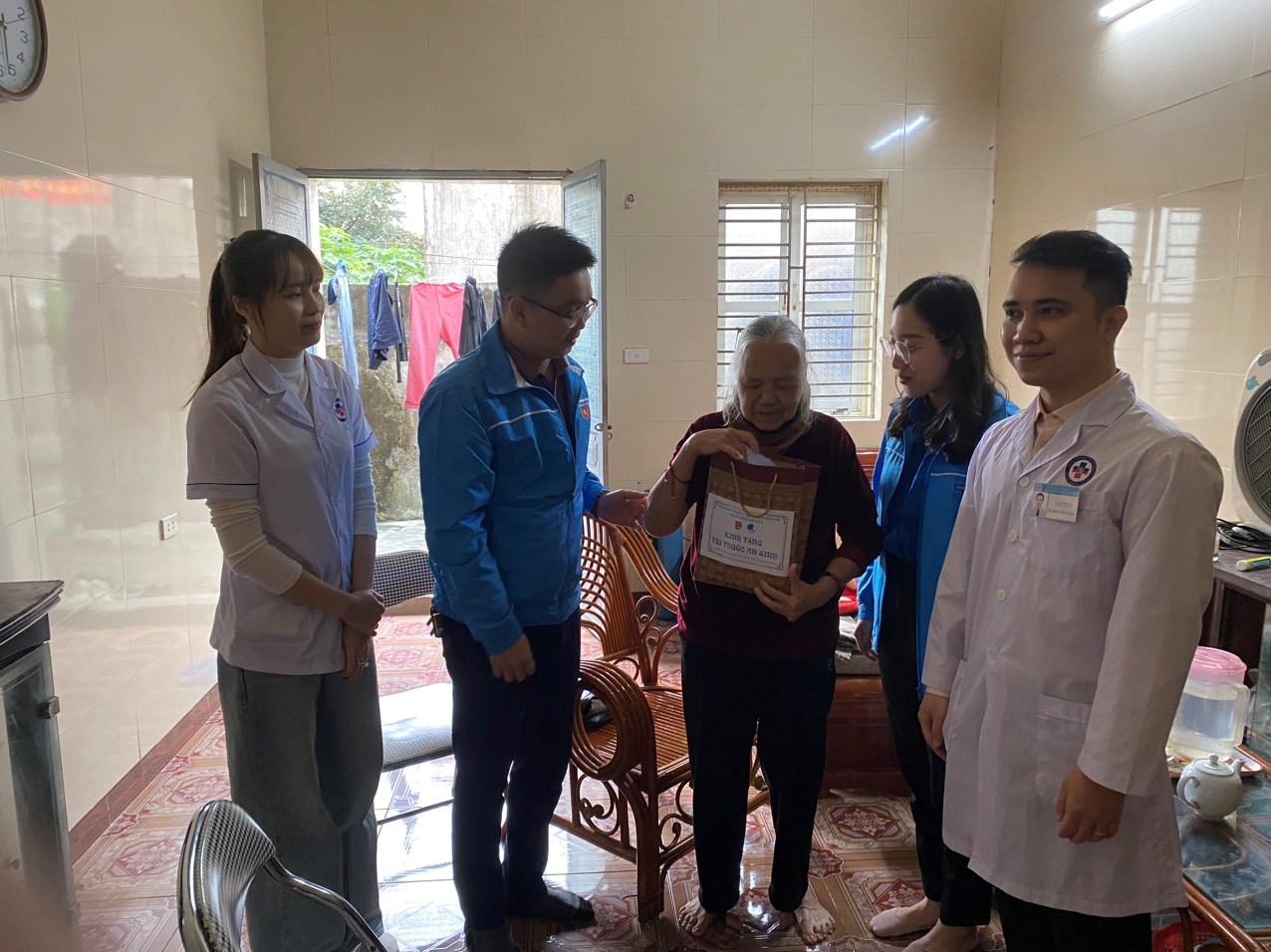 Quận Đoàn Ngô Quyền tổ chức hoạt động thăm khám, tặng quà, tư vấn sức khỏe các đối tượng chính sách nhân dịp kỷ niệm 93 năm Ngày thành lập Đoàn TNCS Hồ Chí Minh (26/3/1931 - 26/4/2024)