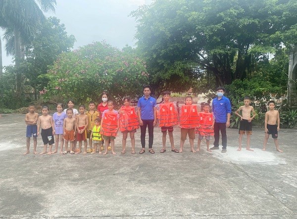 Tuyên truyền, hướng dẫn các kỹ năng phòng chống tai nạn đuối nước các trường hợp khẩn cấp khi gặp nguy hiểm trong lúc bơi tắm tại sông hồ và hướng dẫn kỹ năng bơi cơ bản cho thiếu nhi.
