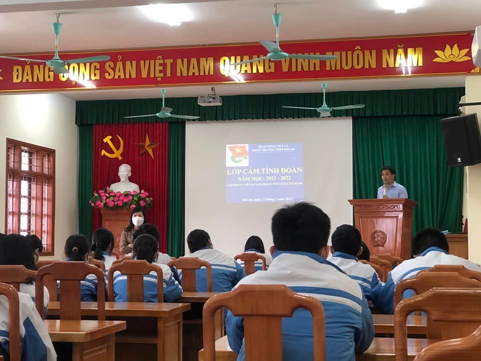 Quận đoàn Hải An chỉ đạo 100% Đoàn các trường THPT, Trung tâm GDNN - GDTX trên địa bàn quận tổ chức bồi dưỡng 4 bài học lý luận chính trị cho đoàn viên mới