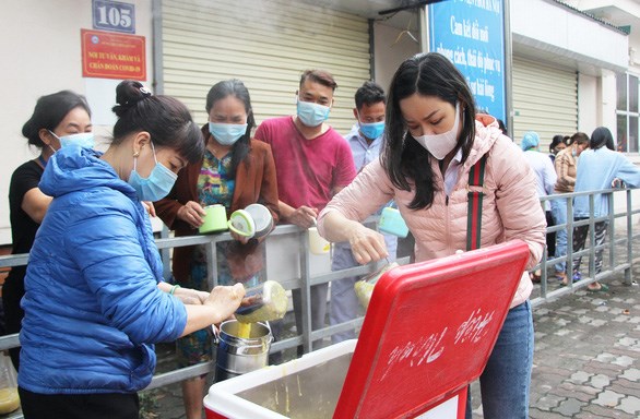 Vào từng khoa mời người nhà bệnh nhân đi nhận cháo nghĩa tình