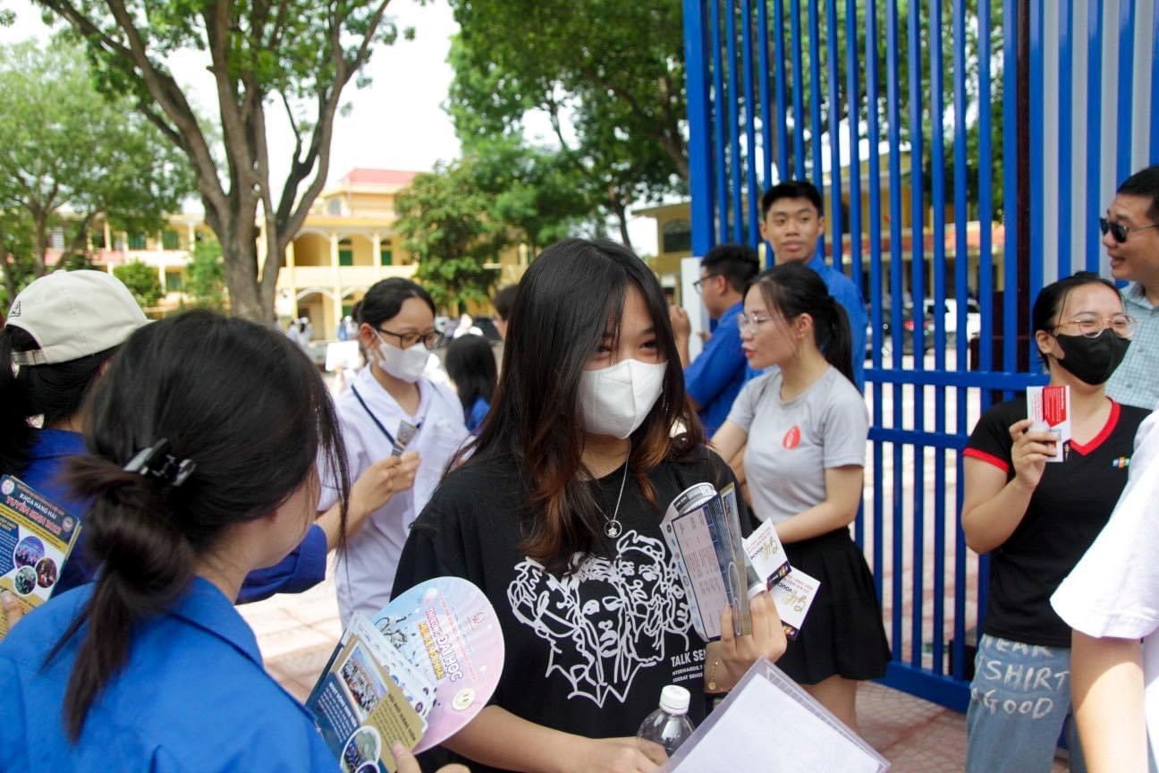 TIẾP SỨC MÙA – TÌNH NGUYỆN HOA PHƯỢNG ĐỎ - HÀNH QUÂN XANH