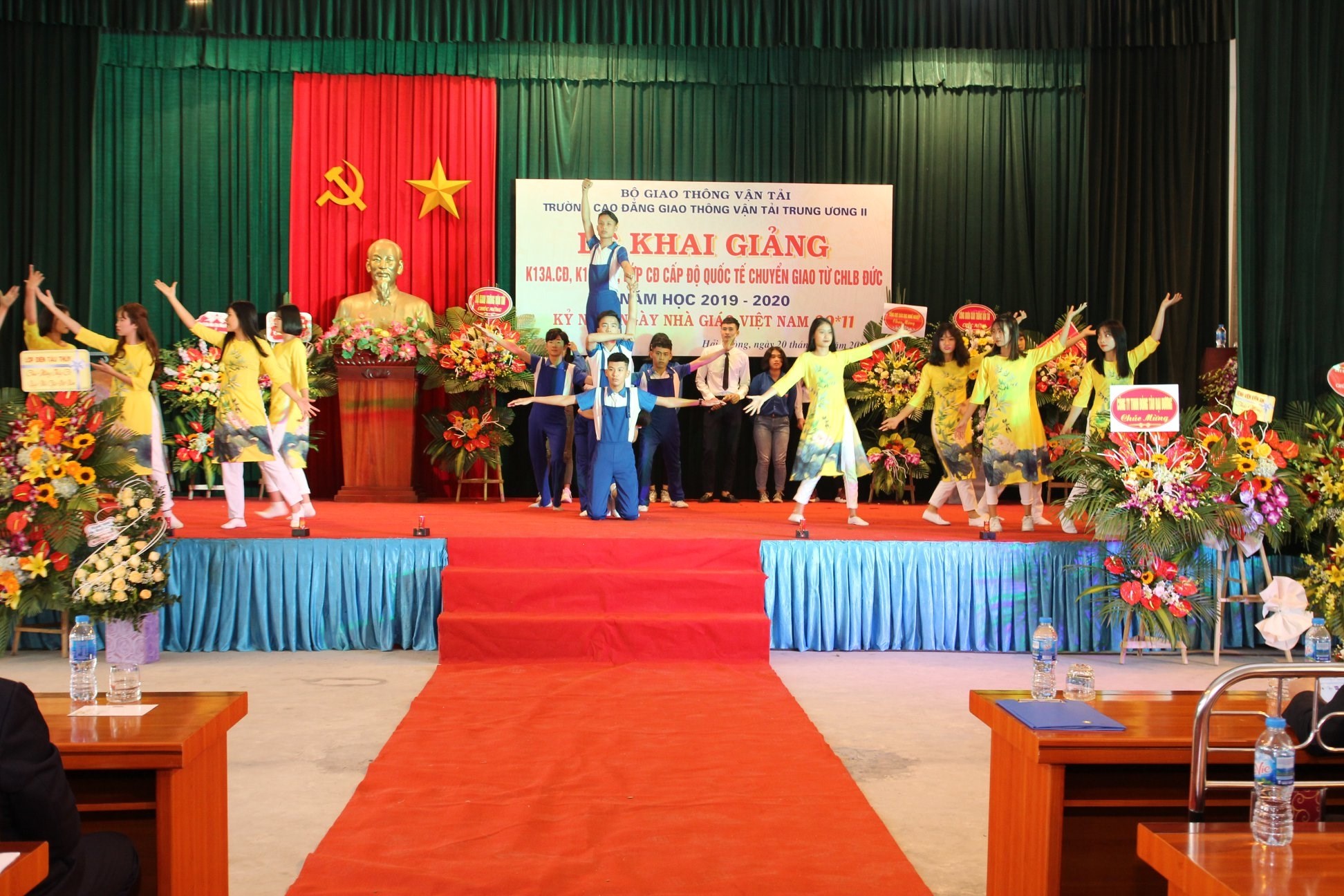 Đội văn nghệ xung kích Đoàn trường Cao đẳng giao thông vận tải TW 2 xung kích trên mọi mặt trận