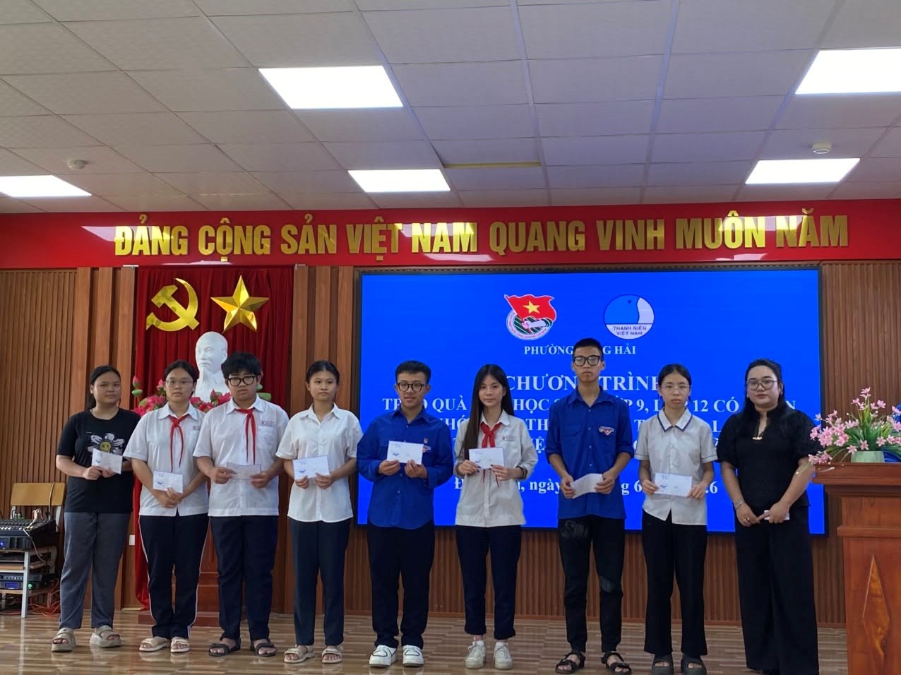 ĐOÀN PHƯỜNG ĐÔNG HẢI: TRAO QUÀ CHO HỌC SINH LỚP 9, LỚP 12 CÓ HOÀN CẢNH KHÓ KHĂN THAM GIA KÌ THI VÀO LỚP , KÌ THI TỐT NGHIỆP THPT QUỐC GIA NĂM 2026