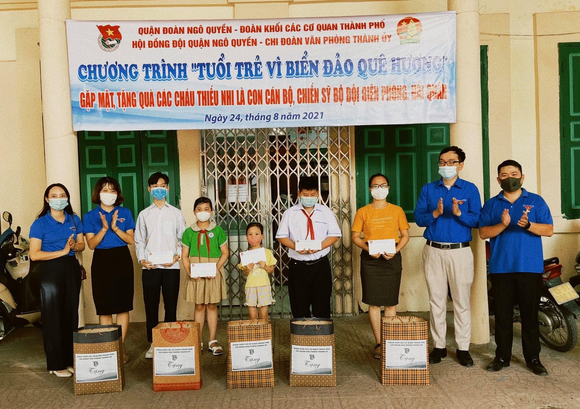 TẶNG QUÀ CÁC CHÁU THIẾU NHI LÀ CON CÁN BỘ, CHIẾN SỸ BỘ ĐỘI BIÊN PHÒNG, HẢI QUÂN