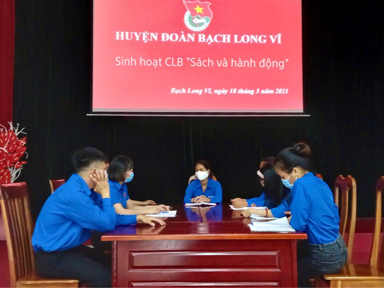 Chi đoàn TNXP huyện Bạch Long Vĩ tổ chức sinh hoạt Chi đoàn tháng 4 kết hợp sinh hoạt Câu lạc bộ “Sách và hành động”