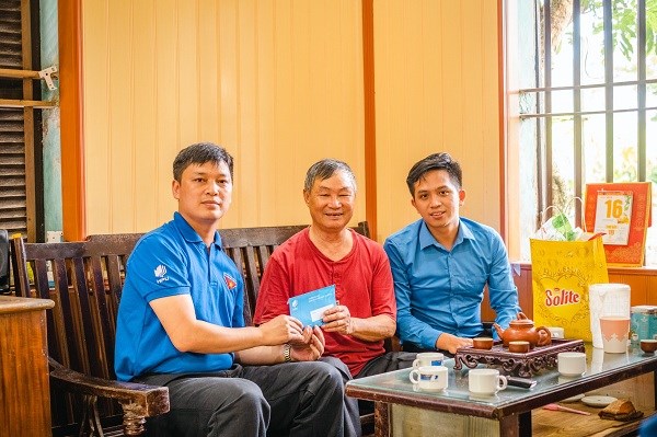 Trao tặng túi quà an sinh tặng cho các sinh viên và gia đinh bị ảnh hưởng bởi dịch Covid 19