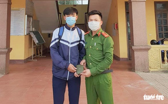 Nhặt được 10 triệu, cậu học sinh đứng cả tiếng chờ người đánh rơi để trả lại