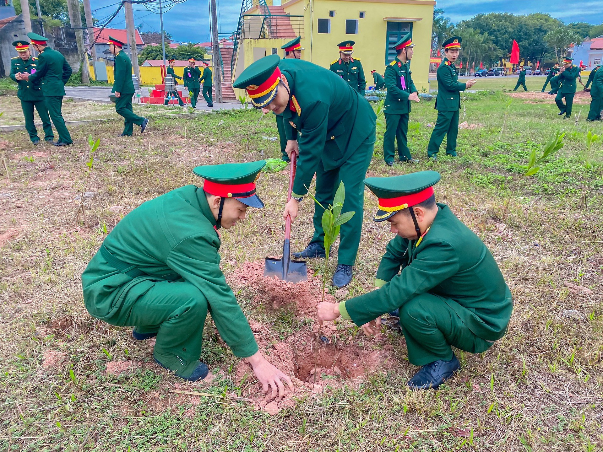 Đoàn TNCS Hồ Chí Minh Bộ CHQS thành phố "Phát động Tết trồng cây mừng Đảng, mừng xuân Quý Mão 2023"