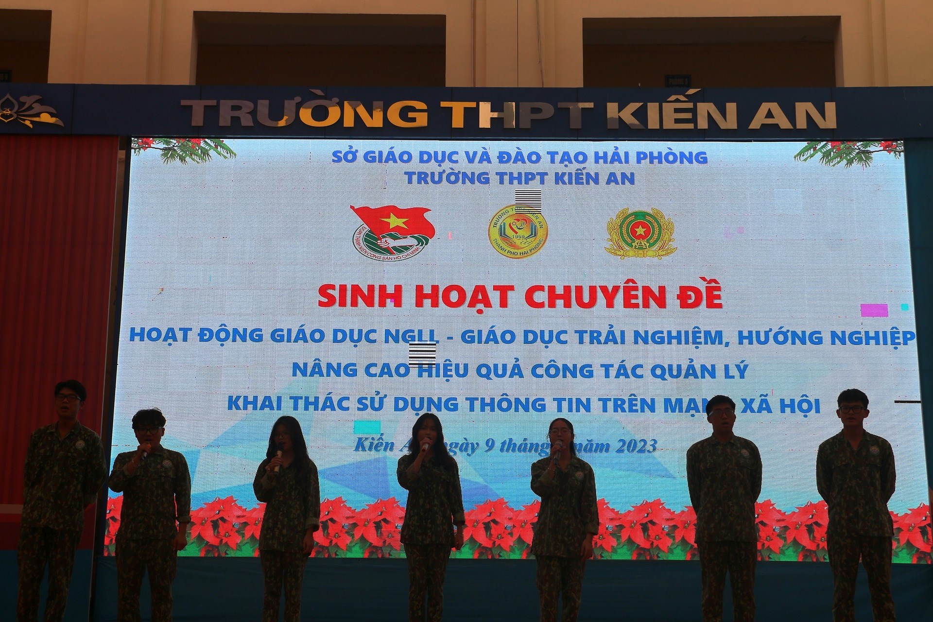 THPT Kiến An: Hưởng ứng Ngày Pháp luật Việt Nam 9/11; Hoạt động tạo trào lưu, xu hướng tích cực trên không gian mạng tổ chức sinh hoạt chuyên đề "Nâng cao hiệu quả quản lí, khai thác sử dụng thông tin trên mạng xã hội và phòng ngừa tệ nạn học đường"