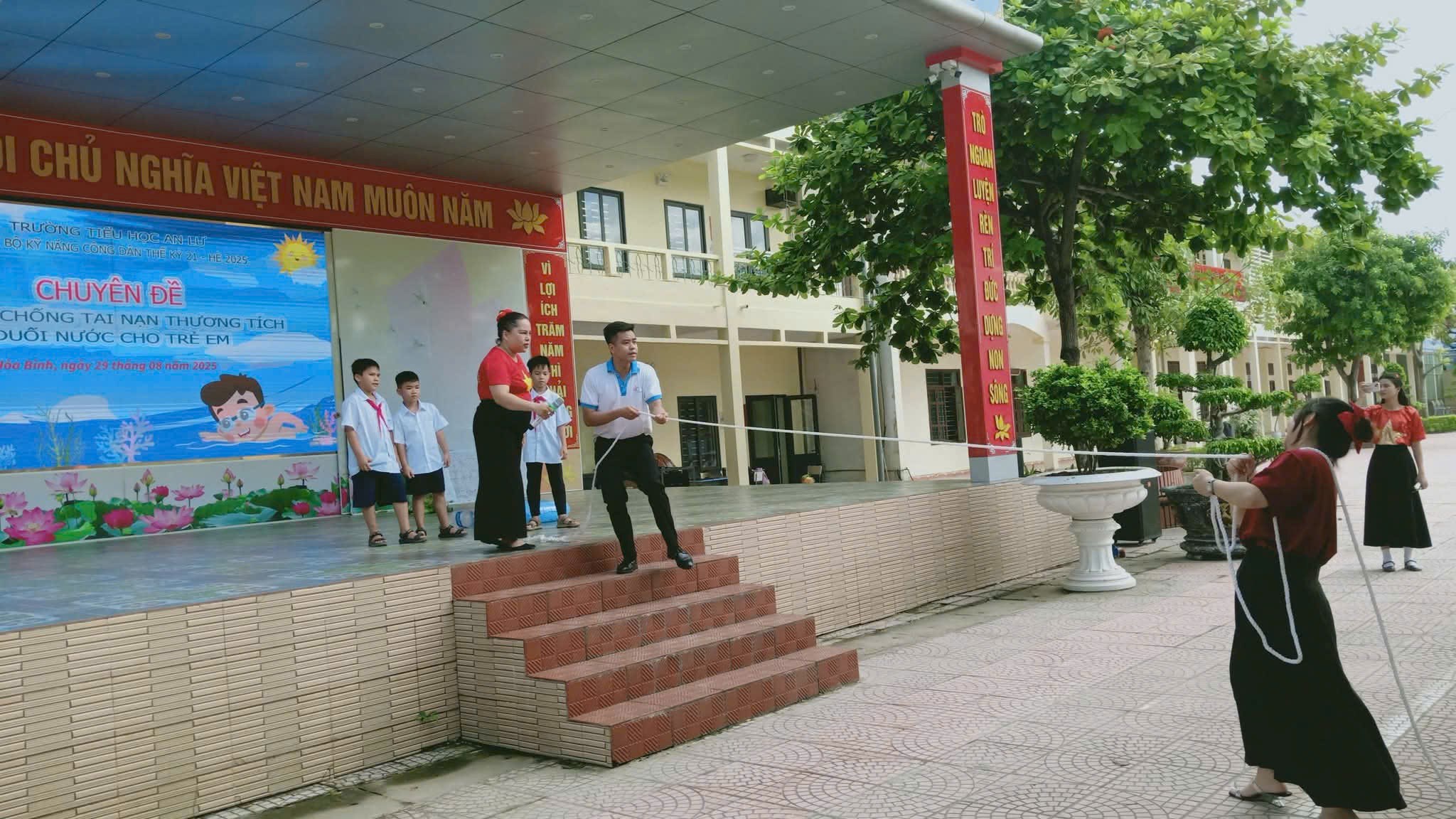 Đoàn phường Hòa Bình và trường Tiểu học An Lư tổ chức chuyên đề " Phòng chống tai nạn thương tích, đuối nước cho trẻ em