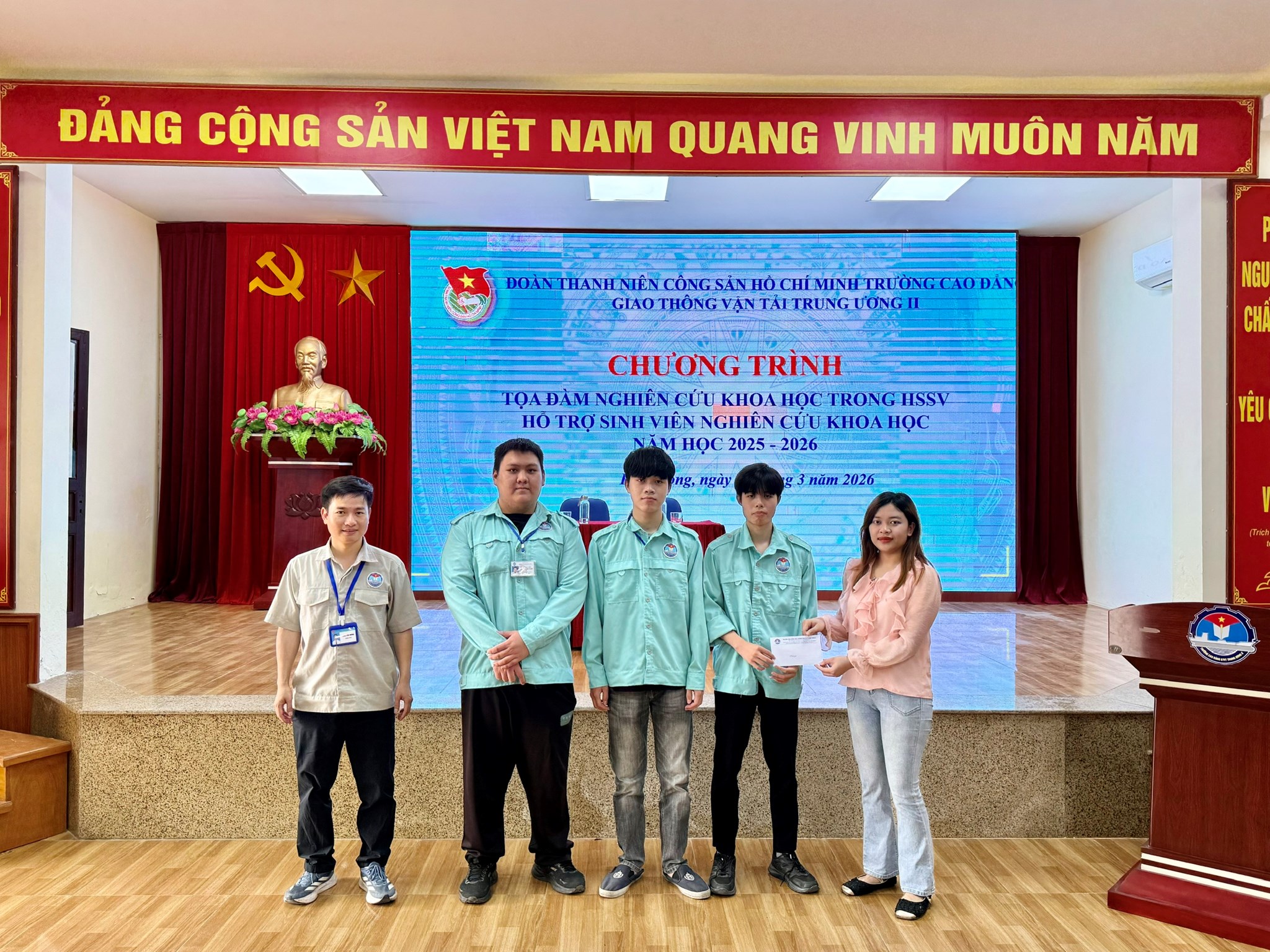 CHƯƠNG TRÌNH TỌA ĐÀM NGHIÊN CỨU KHOA HỌC TRONG HỌC SINH SINH VIÊN, HỖ TRỢ HỌC SINH SINH VIÊN NGHIÊN CỨU KHOA HỌC NĂM HỌC 2025 - 2026