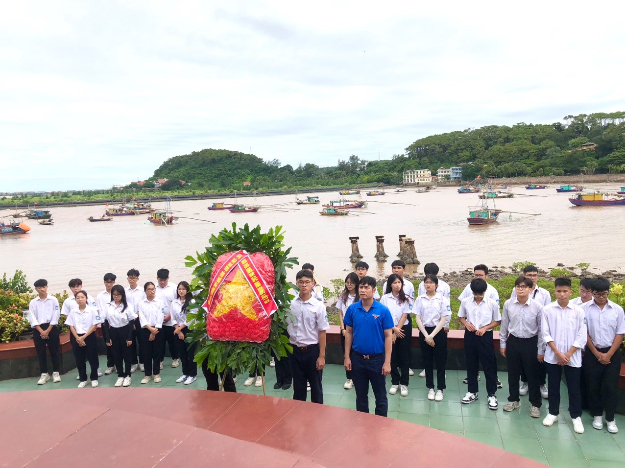 Chương trình vì biển đảo quê hương - dâng hương, dâng hoa - Ra quân làm sạch biển