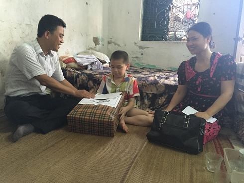 Thường trực Thành đoàn thăm, tặng quà thiếu nhi có hoàn cảnh khó khăn nhân Ngày Quốc tế thiếu nhi 01/6