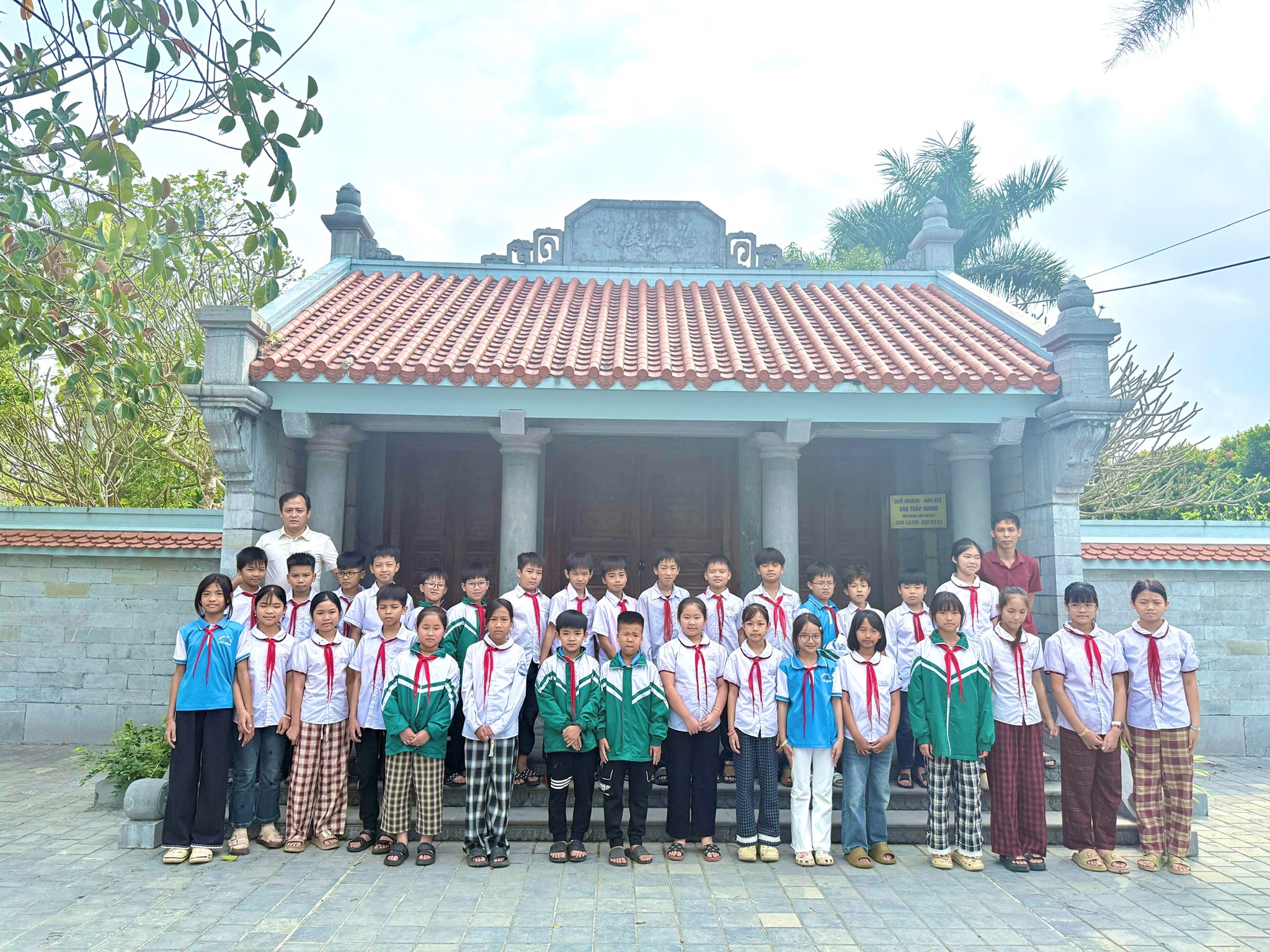 HÀNH TRÌNH ĐẾN VỚI ĐỊA CHỈ ĐỎ: TRI ÂN ANH HÙNG LIỆT SỸ CỦA LIÊN ĐỘI TRƯỜNG TIỂU HỌC TÂN HỒNG