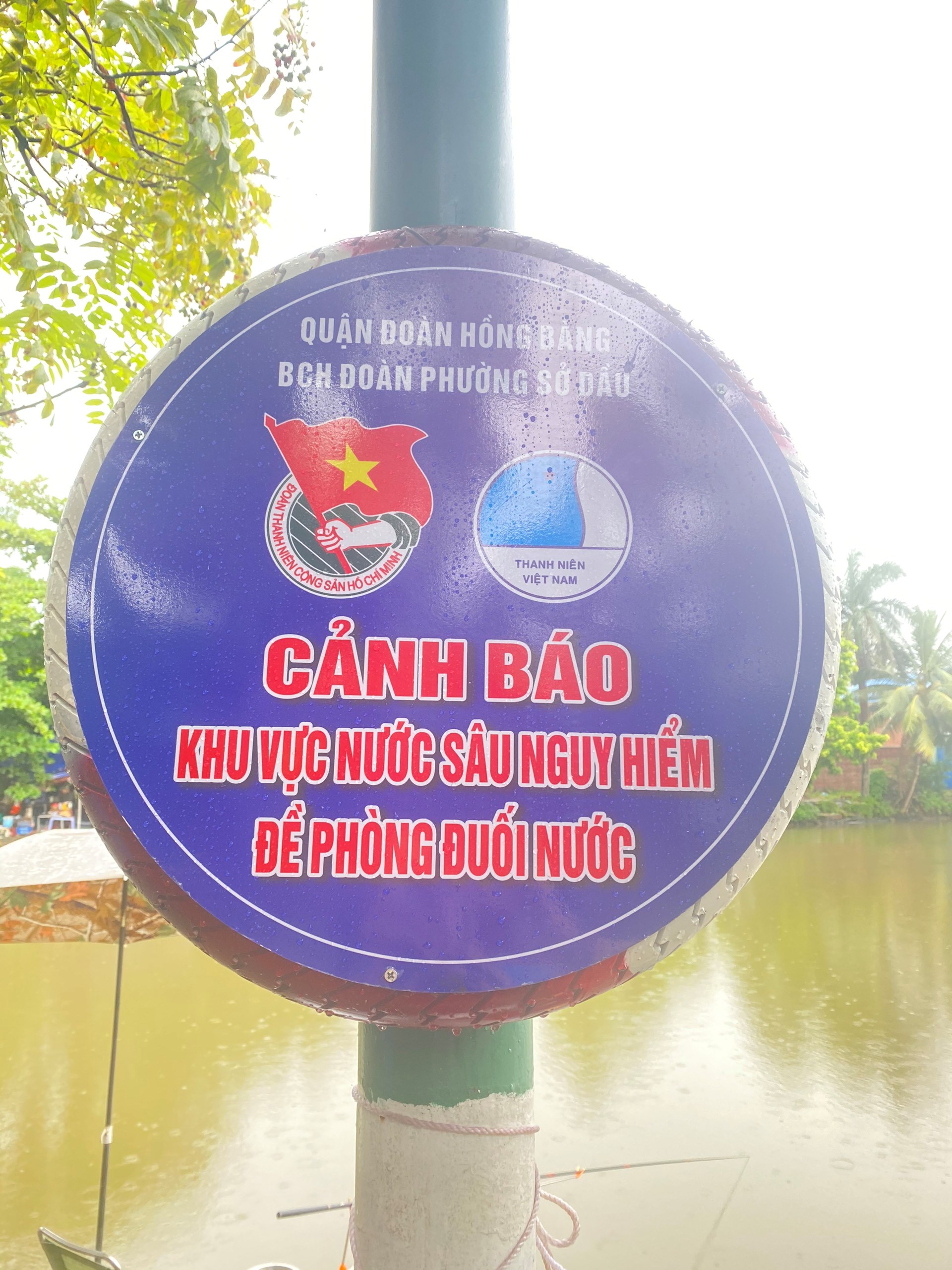 BIỂN CẢNH BÁO KHU VỰC NƯỚC SÂU NGUY HIỂM, ĐỀ PHÒNG ĐUỐI NƯỚC - MÔ HÌNH LỐP XE PHÒNG CHỐNG ĐUỐI NƯỚC CỦA TUỔI TRẺ HỒNG BÀNG