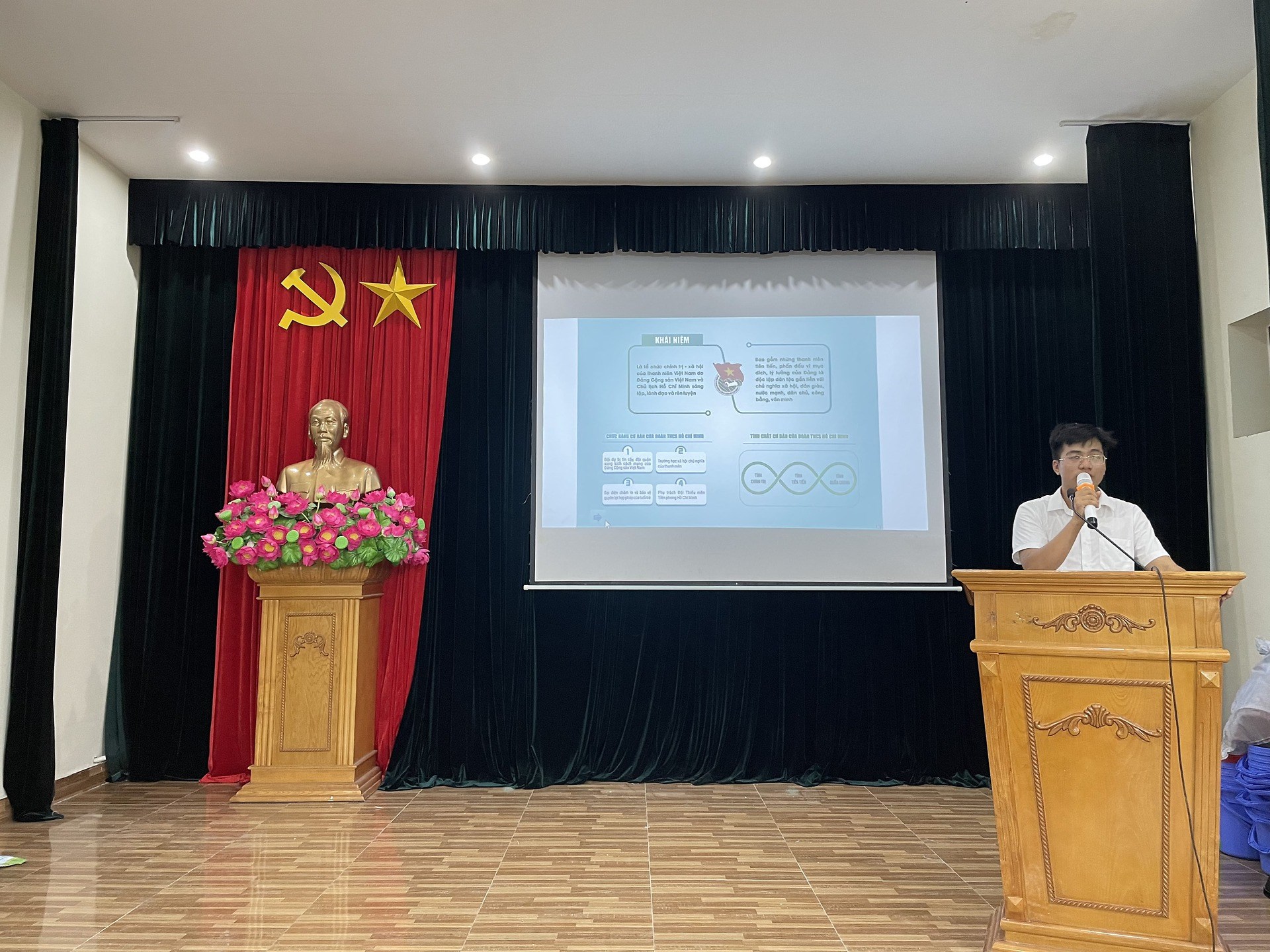 Đoàn trường THPT Marie Curie phối hợp với Đoàn Trung tâm GDNN - GDTX quận tổ chức Hội nghị học tập, quán triệt 04 bài lí luận chính trị cho Đoàn viên mới