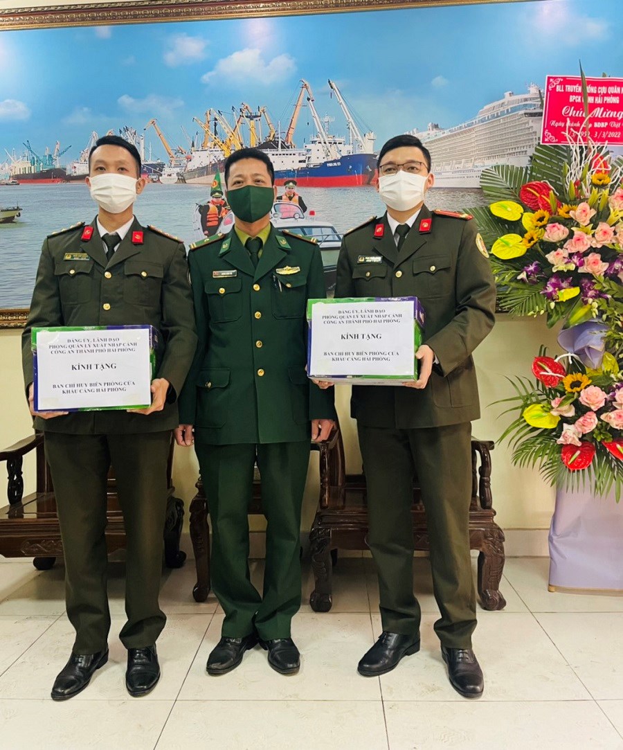 Trao 20 bộ sách pháp luật về xuất nhập cảnh tặng Ban chỉ huy Bộ đội biên phòng Cảng Hải Phòng