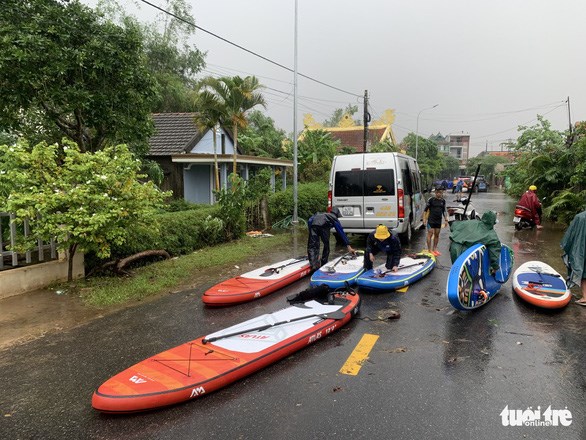 Chèo sup tiếp hàng cứu trợ bà con cô lập trong lũ