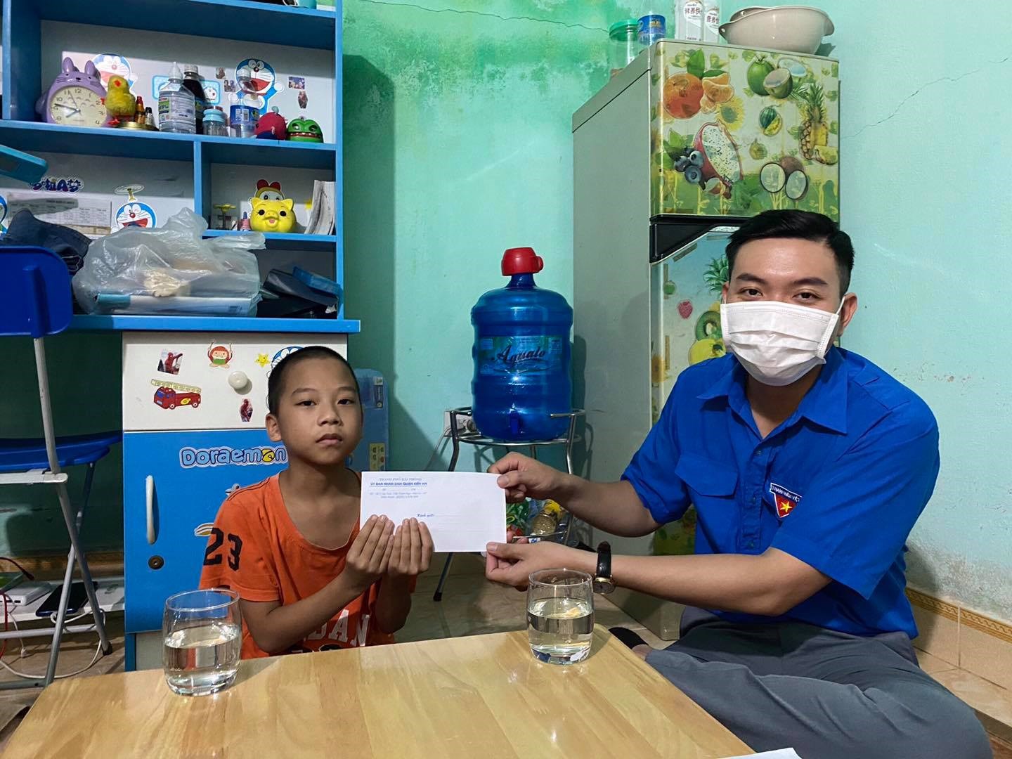 Thăm hỏi, tặng quà thân nhân, gia đình cán bộ chiến sỹ công tác tại hải đảo