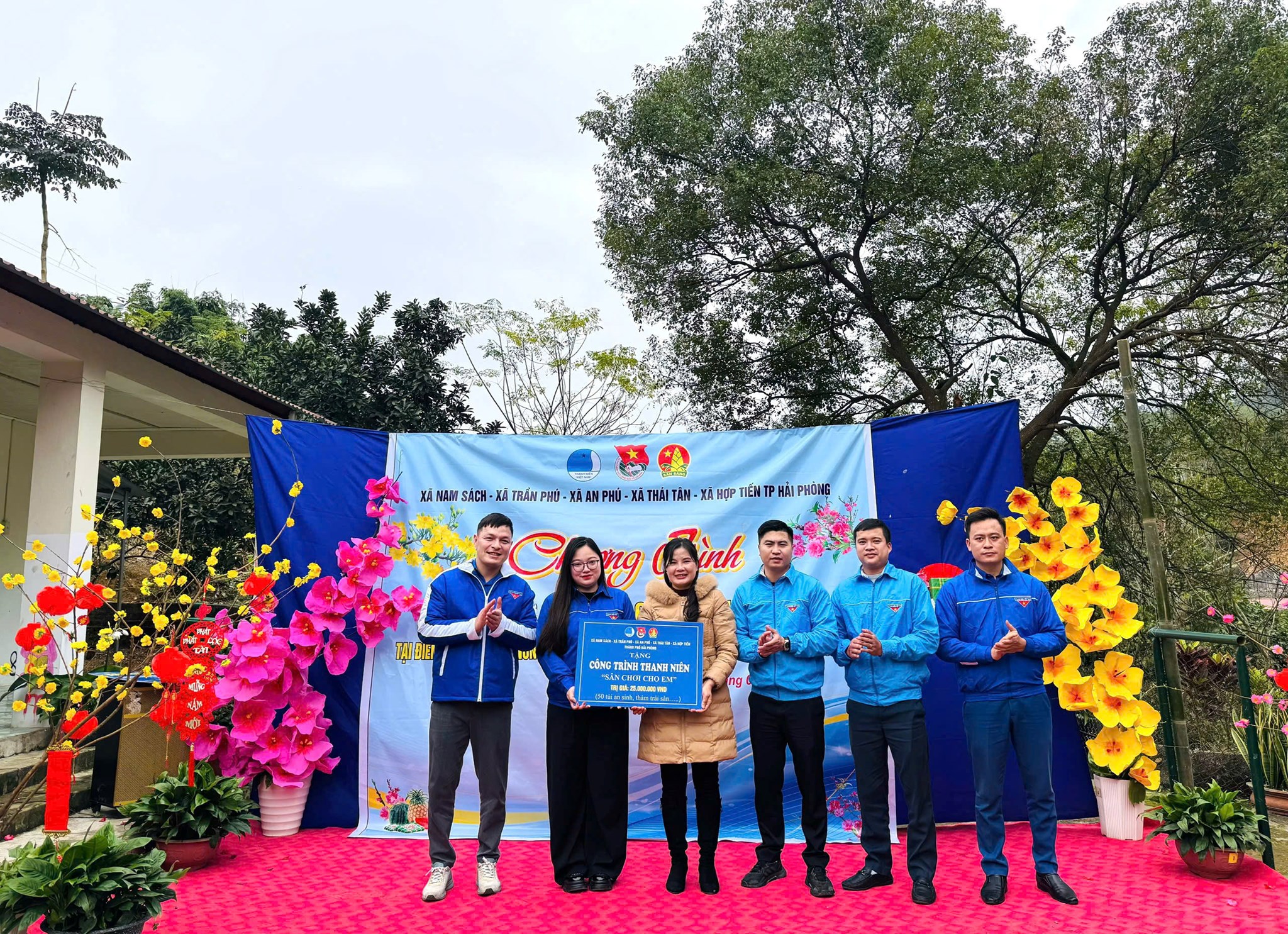 Đoàn thanh niên các xã : Nam Sách, Trần Phú, An Phú, Thái Tân, Hợp Tiến tổ chức chương trình “Đông ấm vùng cao"