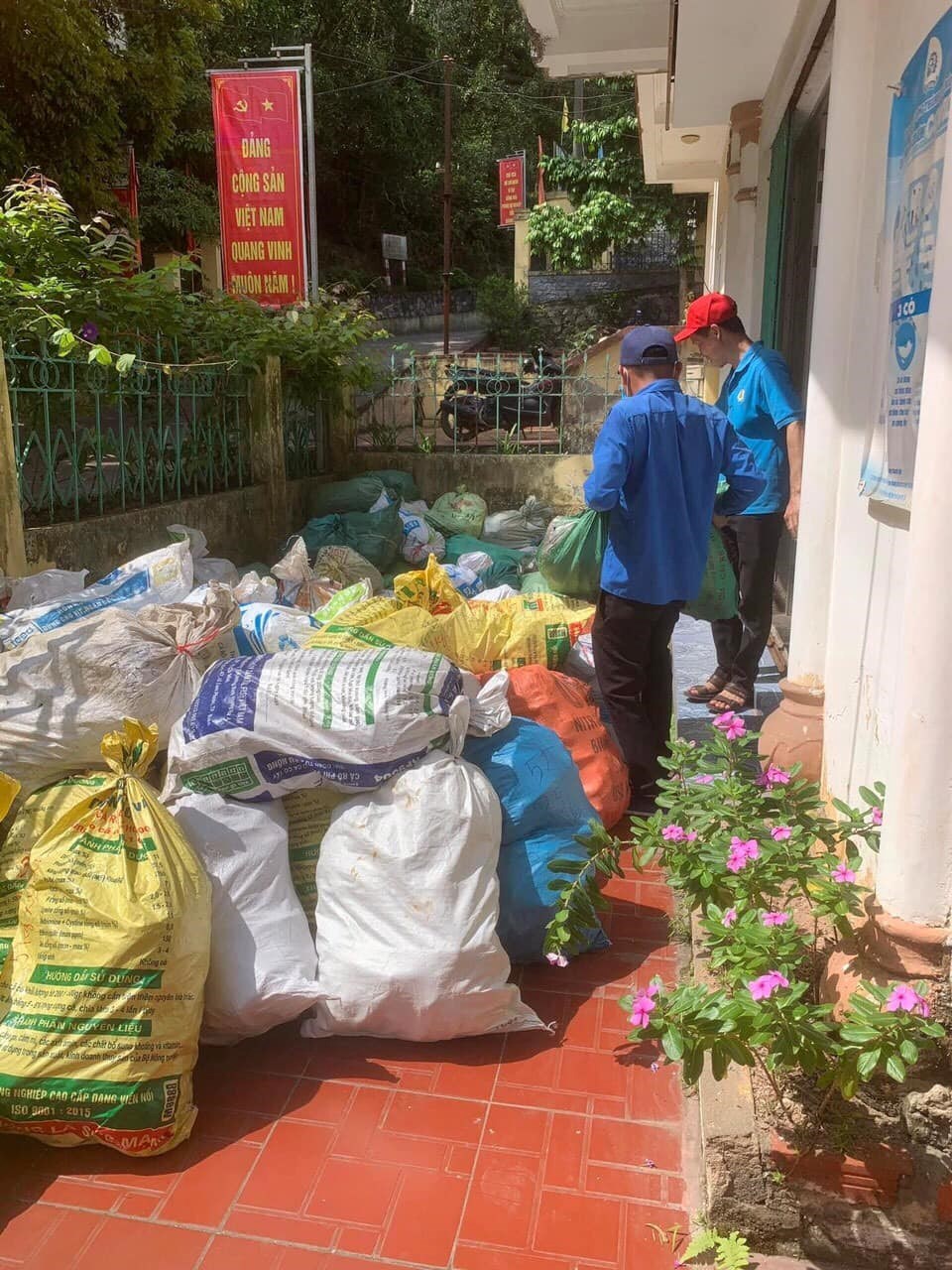 ÁO XANH TÌNH NGUYỆN GIÚP NHÂN DÂN TIÊU THỤ NÔNG SẢN
