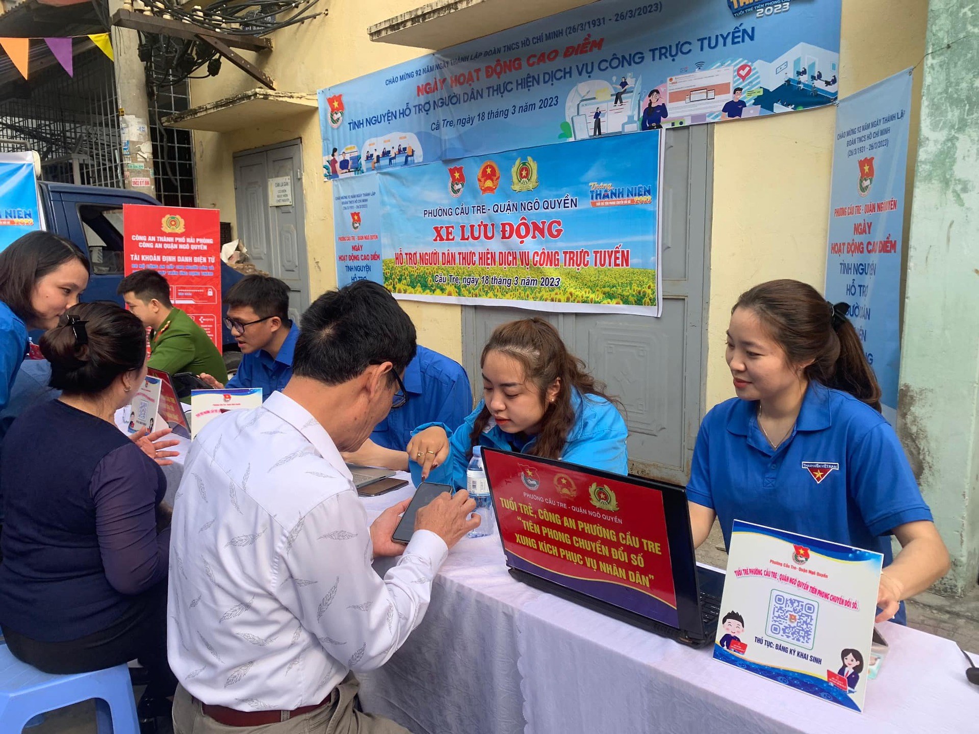 TÌNH NGUYỆN HỖ TRỢ NGƯỜI DÂN THỰC HIỆN DỊCH VỤ CÔNG TRỰC TUYẾN