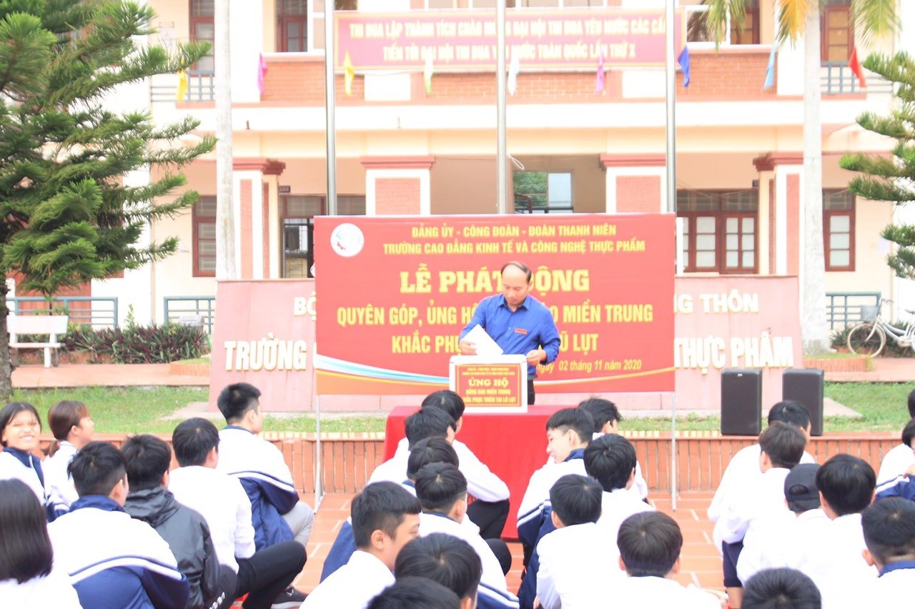"Tinh thần tương thân tương ái, lá lành đùm lá rách" - Đoàn trường Cao đẳng kinh tế và công nghệ TPtổ chức phát động quyên góp ủng hộ đồng bào miền Trung khắc phục bão lụt