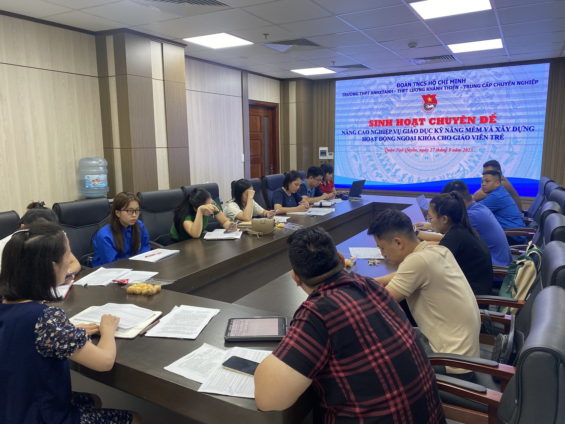 Sinh hoạt chuyên đề "Nâng cao nghiệp vụ giáo dục kỹ năng mềm và xây dựng hoạt động ngoại khoá cho giáo viên trẻ"