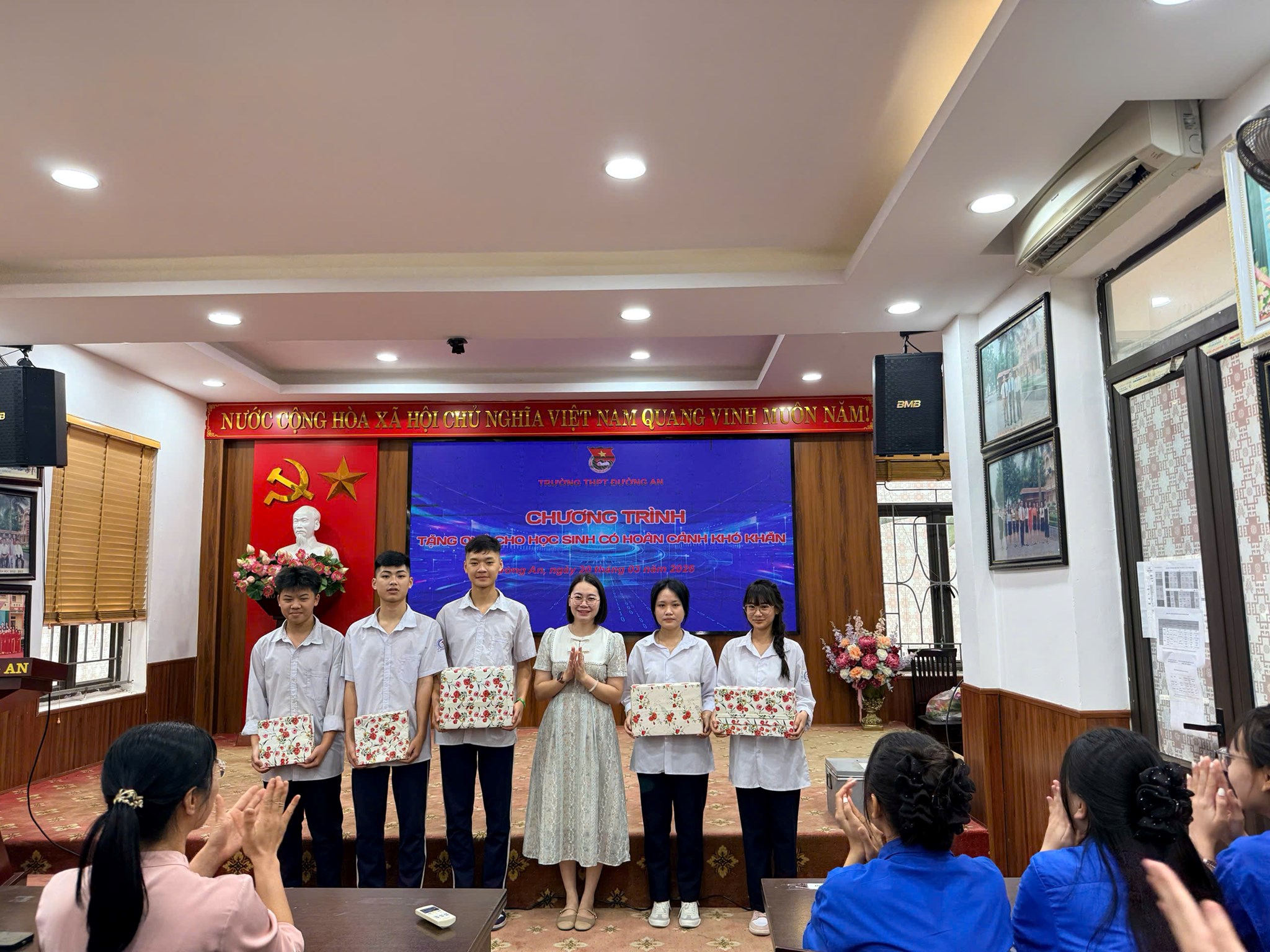 ĐƯỜNG AN: ĐOÀN TRƯỜNG THPT ĐƯỜNG AN TỔ CHỨC TẶNG QUÀ CHO HỌC SINH CÓ HOÀN CẢNH KHÓ KHĂN