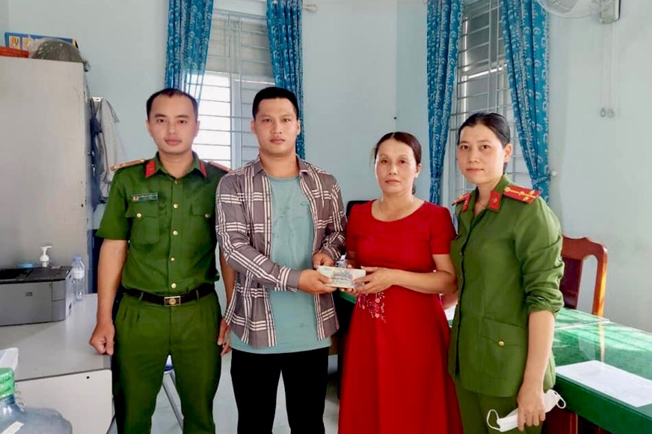 Quảng Ngãi: Anh Nguyễn Đình Nhiệm nhặt được của rơi trả lại người mất