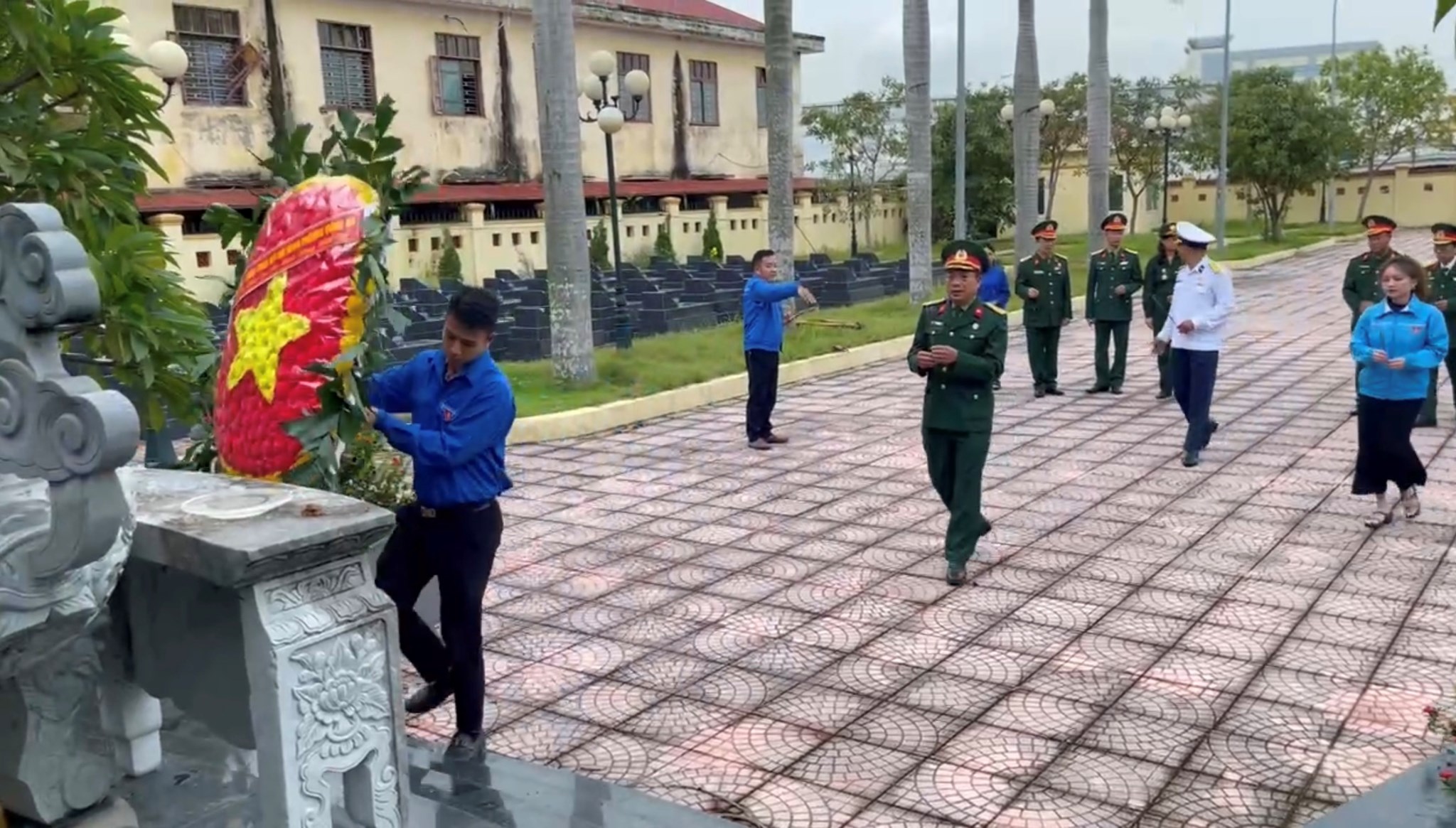 TUỔI TRẺ PHƯỜNG HỒNG AN DÂNG HƯƠNG, CHỈNH TRANG NGHĨA TRANG LIỆT SĨ
