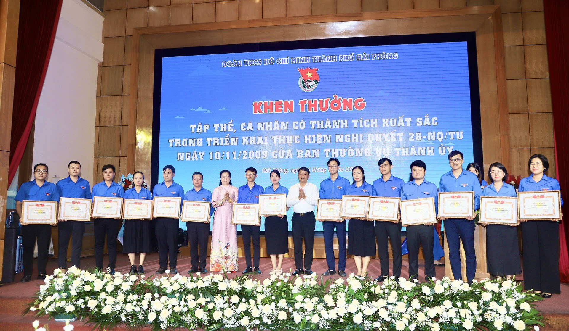 HỘI NGHỊ BIỂU DƯƠNG TẬP THỂ, CÁ NHÂN CÓ THÀNH TÍCH XUẤT SẮC TRONG THỰC HIỆN NGHỊ QUYẾT SỐ 28-NQ/TU