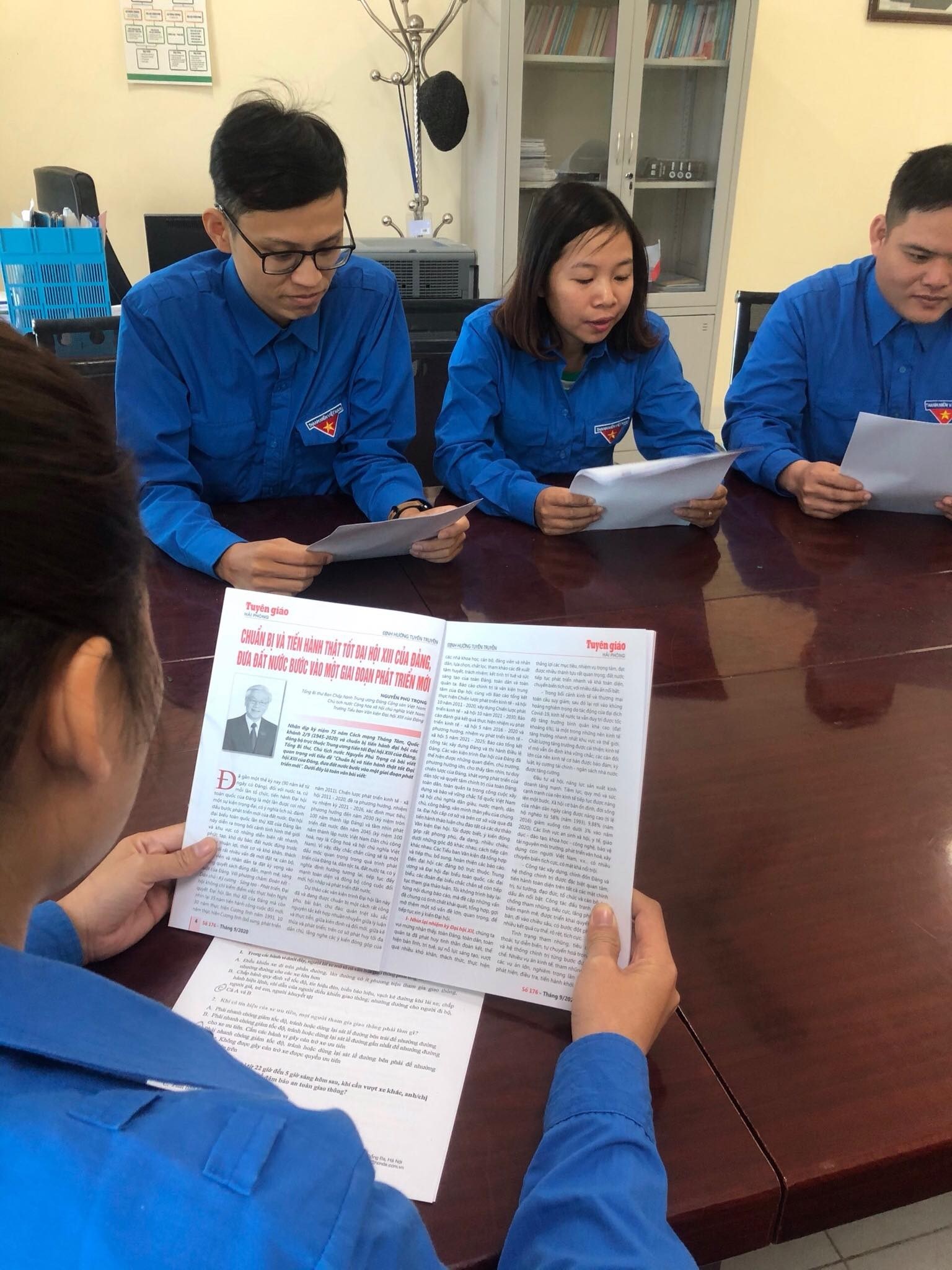 100% các Chi đoàn khối Doanh nghiệp – CNVC - LLVT triển khai đợt sinh hoạt Chi đoàn với chủ đề “Tuổi trẻ quận Dương Kinh sắt son niềm tin với Đảng”.