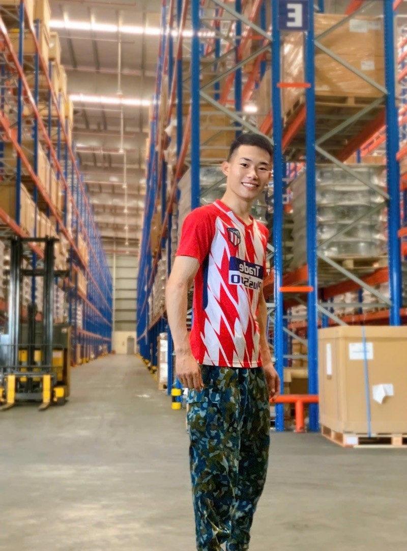 Chàng trai Hải Phòng phản xạ nhanh cứu sống bé trai ngay trước mũi tàu hỏa