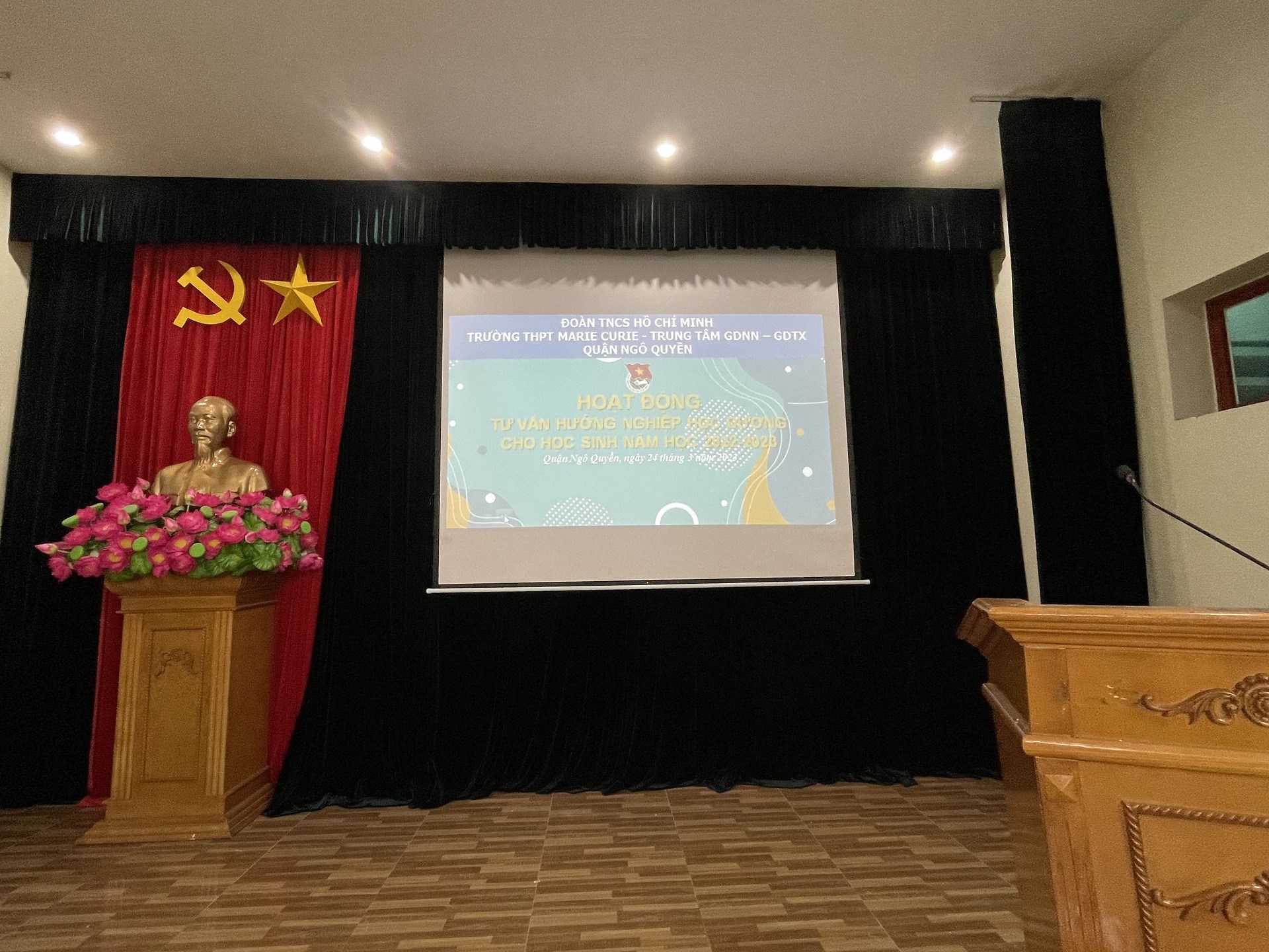 Đoàn trường THPT Marie Curie phối hợp với Đoàn Trung tâm GDNN - GDTX quận tổ chức Hoạt động tư vấn hướng nghiệp cho học sinh năm học 2022-2023